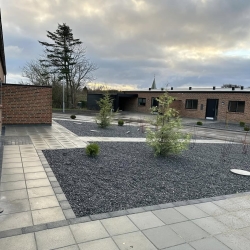 Belægning af ny indkørsel og forhave