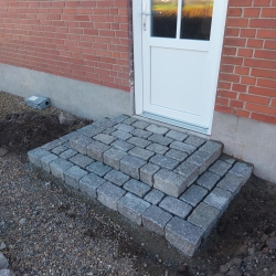 Brolægning ved trappe indgang