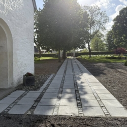 Ny belægning til Kirke