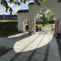 Ny belægning til Kirke