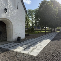 Ny belægning til Kirke