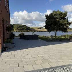 Ny lækker flise terrasse i Spøttrup