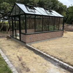 Lægning af fliser og brosten omkring drivhus / orangeri