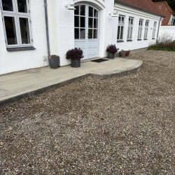 Ny indgang med brosten