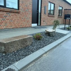 Belægning granitskærver og kantsætning
