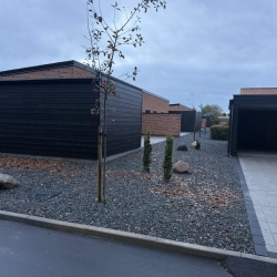 Belægning med fliser og granitskærver