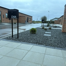 Belægning med fliser og granitskærver