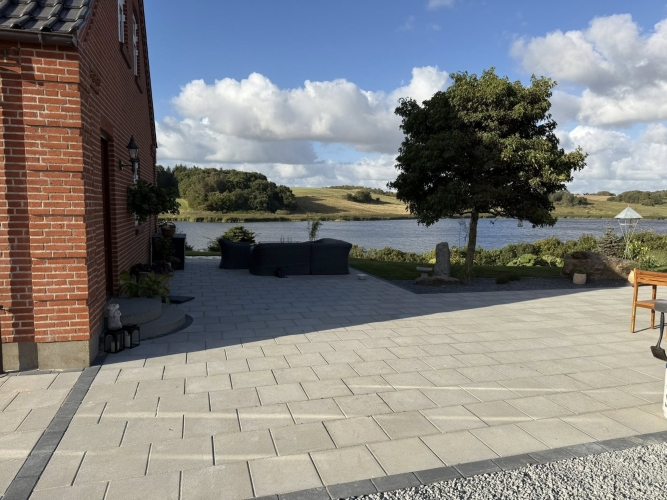 Ny lækker flise terrasse i Spøttrup
