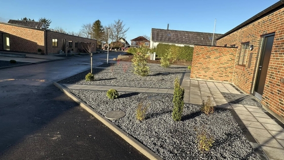 Belægning af ny indkørsel og forhave