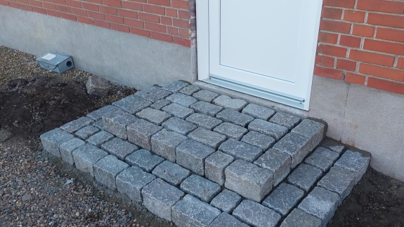 Brolægning ved trappe indgang