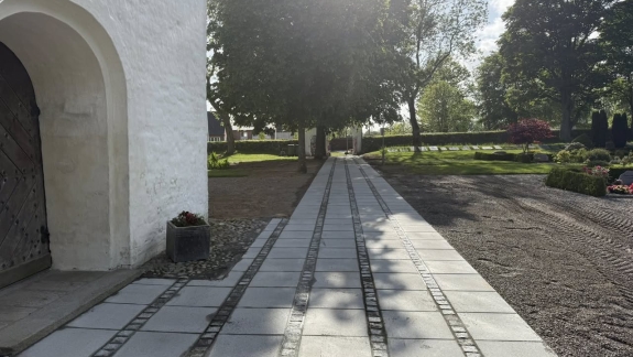 Ny belægning til Kirke