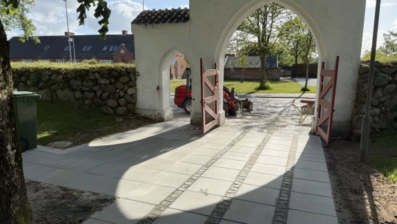 Ny belægning til Kirke