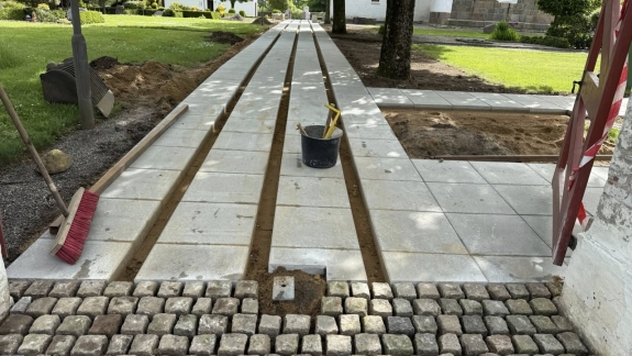 Ny belægning til Kirke