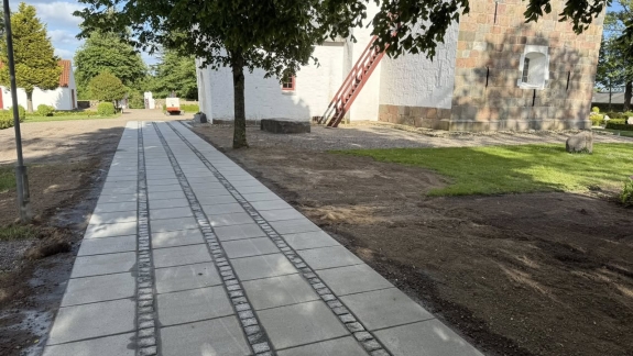 Ny belægning til Kirke