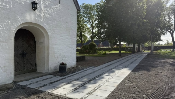 Ny belægning til Kirke