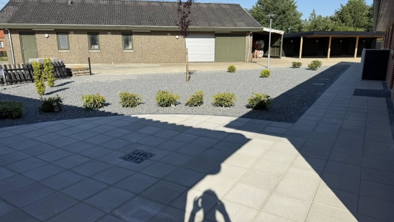 Anlægning af have med belægning og buske