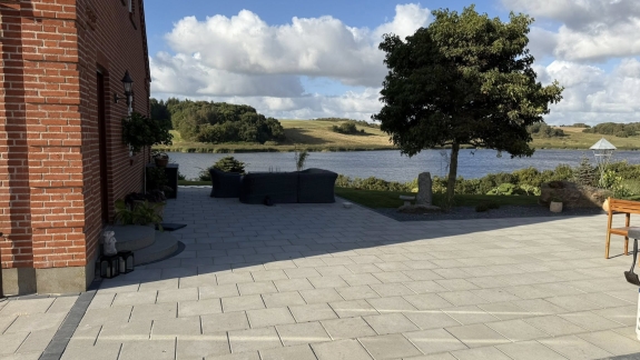 Ny lækker flise terrasse i Spøttrup