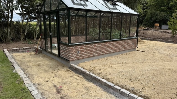 Lægning af fliser og brosten omkring drivhus / orangeri