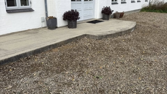 Ny indgang med brosten