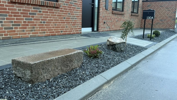 Belægning granitskærver og kantsætning