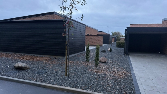 Belægning med fliser og granitskærver